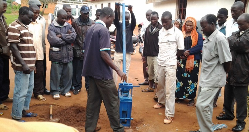 Wanasemina wakishiriki mafunzo ya utengenezaji wa matofali ya kufungamana huko Izigo Wilayani Muleba Mkoa wa Kagera